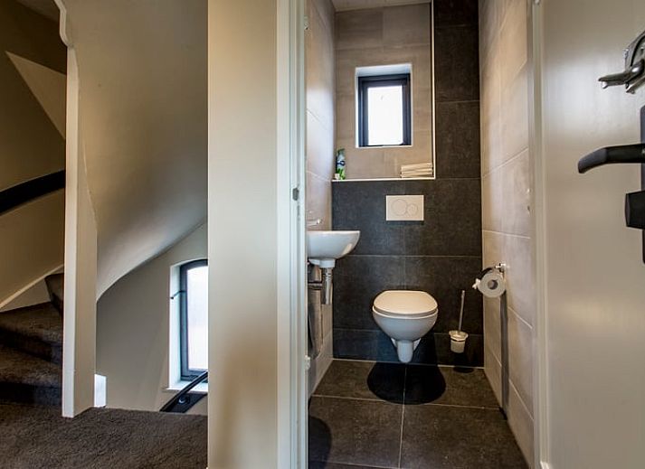 Gezellige eetruimte in Huisje in Hoenderloo, Veluwe, ideaal voor familiediners.