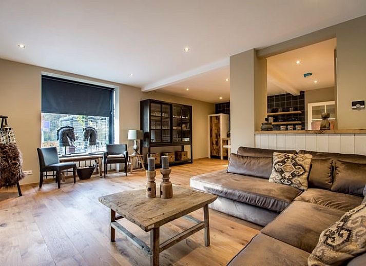 Gezellige eetruimte in Huisje in Hoenderloo, Veluwe, ideaal voor familiediners.