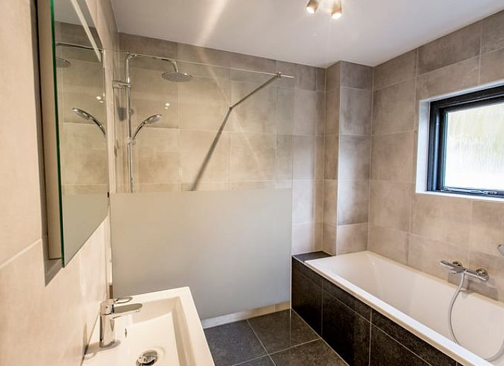 Moderne keuken in Huisje in Hoenderloo, Veluwe, uitgerust met alle gemakken.