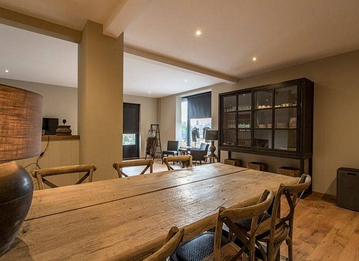 Moderne keuken in Huisje in Hoenderloo, Veluwe, uitgerust met alle gemakken.