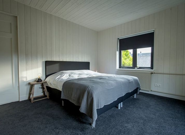 Ruime keuken en eetkamer in Huisje in Hoenderloo, Veluwe, perfect voor kookliefhebbers.