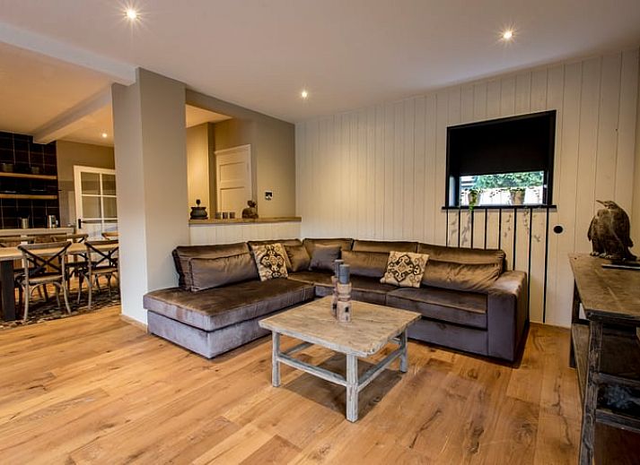 Ruime keuken en eetkamer in Huisje in Hoenderloo, Veluwe, perfect voor kookliefhebbers.