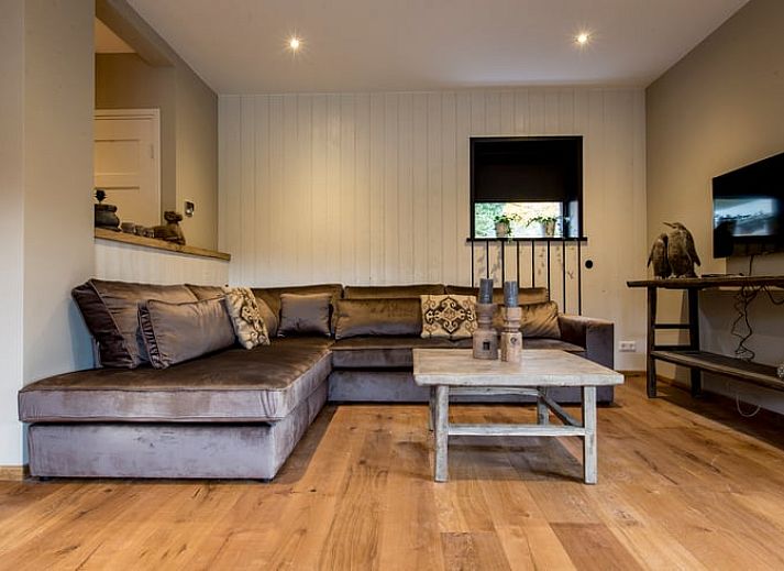 Ruime keuken en eetkamer in Huisje in Hoenderloo, Veluwe, perfect voor kookliefhebbers.