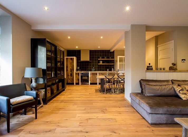 Ruime keuken en eetkamer in Huisje in Hoenderloo, Veluwe, perfect voor kookliefhebbers.