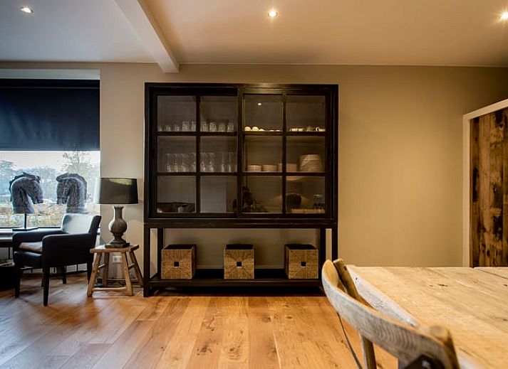 Sfeervolle slaapkamer in Huisje in Hoenderloo, Veluwe, met rustieke elementen.