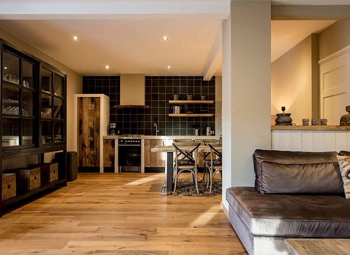 Sfeervolle slaapkamer in Huisje in Hoenderloo, Veluwe, met rustieke elementen.