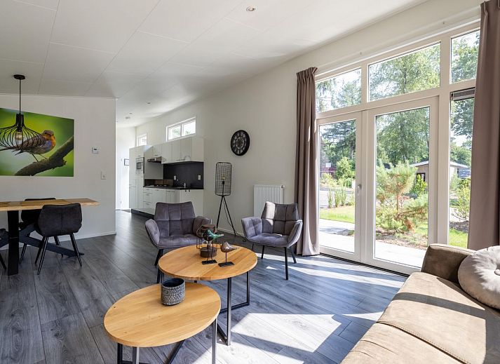 Vacation home in Hoenderloo, Veluwe, Gelderland, with spacious terrace and surrounded by nature.