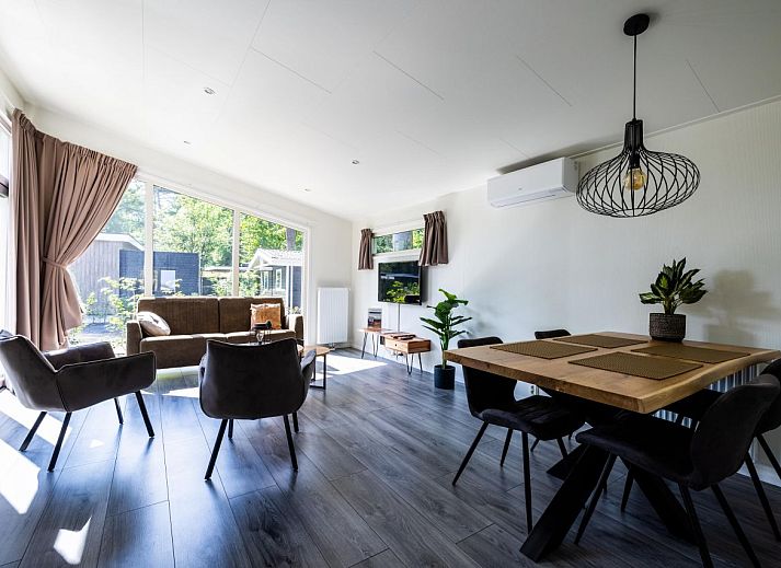 Vacation home in Hoenderloo, Veluwe, Gelderland, with spacious terrace and surrounded by nature.