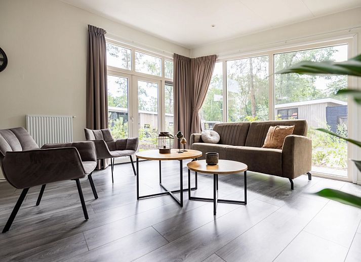 Vacation home in Hoenderloo, Veluwe, Gelderland, with spacious terrace and surrounded by nature.