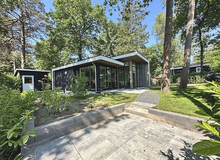 Vrijstaande woning in Hoenderloo, een modern vakantiehuis op de Veluwe, Gelderland, omringd door groene natuur.