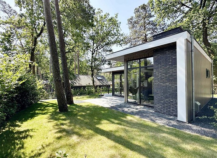 Vrijstaande woning in Hoenderloo, een modern vakantiehuis op de Veluwe, Gelderland, omringd door groene natuur.