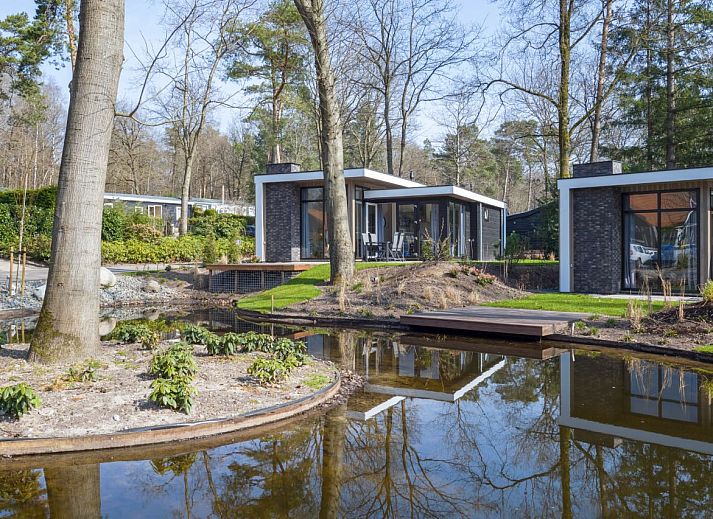Vrijstaande woning in Hoenderloo, een modern vakantiehuis op de Veluwe, Gelderland, omringd door groene natuur.