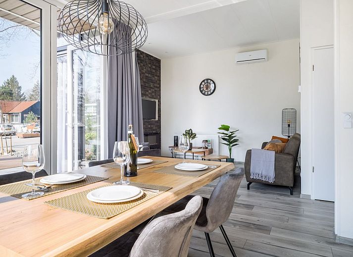 Terras van de vrijstaande woning in Hoenderloo, ideaal voor buiten dineren op de Veluwe, Gelderland.