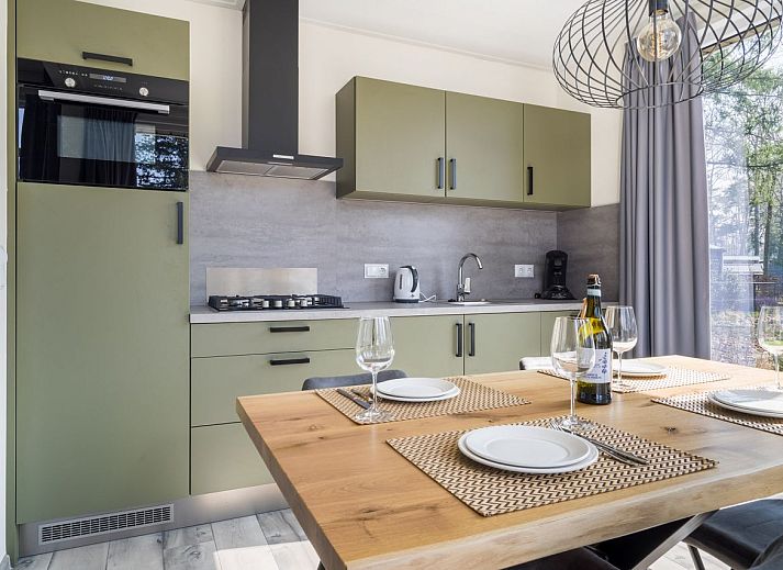 Terras van de vrijstaande woning in Hoenderloo, ideaal voor buiten dineren op de Veluwe, Gelderland.