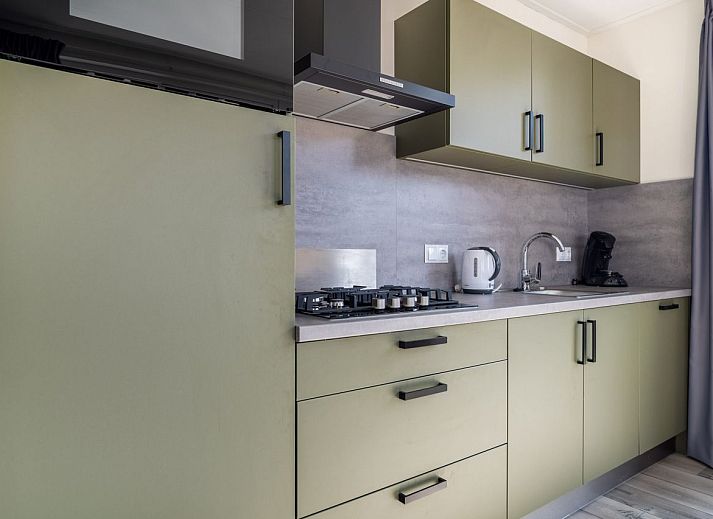 Terras van de vrijstaande woning in Hoenderloo, ideaal voor buiten dineren op de Veluwe, Gelderland.