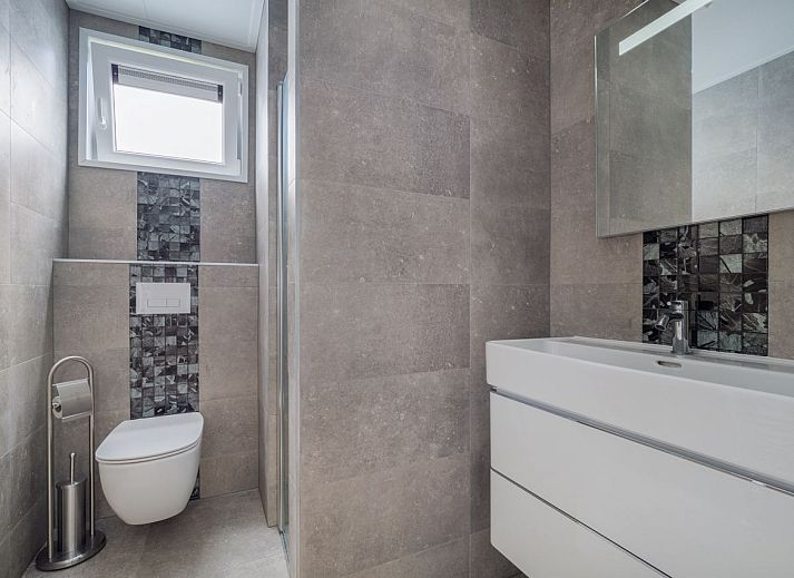 Terras van de vrijstaande woning in Hoenderloo, ideaal voor buiten dineren op de Veluwe, Gelderland.