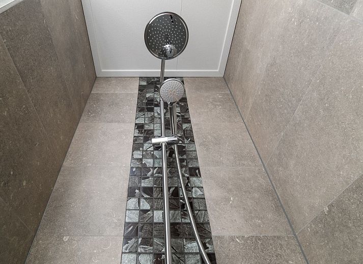 Rustgevende vijver naast de vrijstaande woning in Hoenderloo, vakantiehuis op de Veluwe, Gelderland.