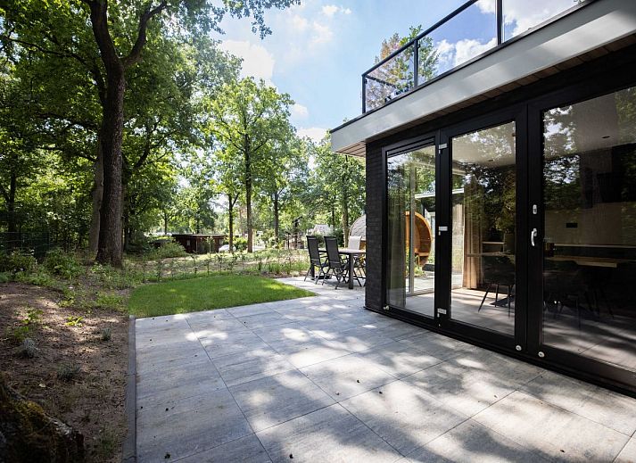 Stilvolles Wohnzimmer in freistehendem Haus in Hoenderloo, Veluwe, Gelderland. Ferienhaus mit moderner Einrichtung.