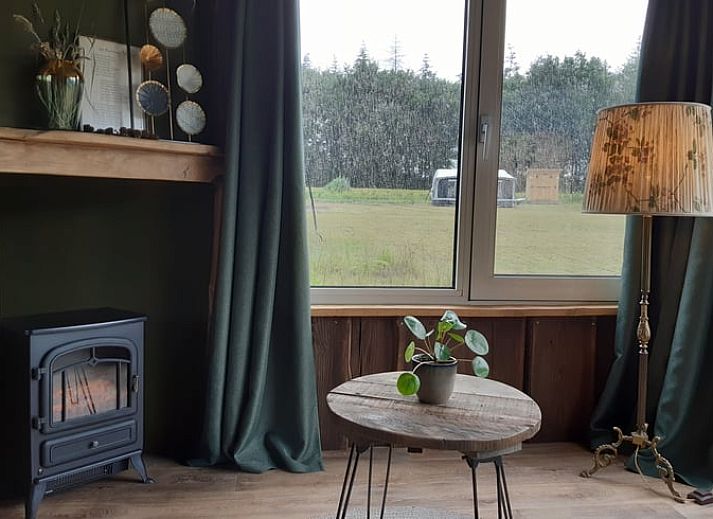 Ferienhaus in Garderen, umgeben von gruener Natur in der Veluwe, Gelderland, mit einer einladenden Terrasse zum Entspannen.