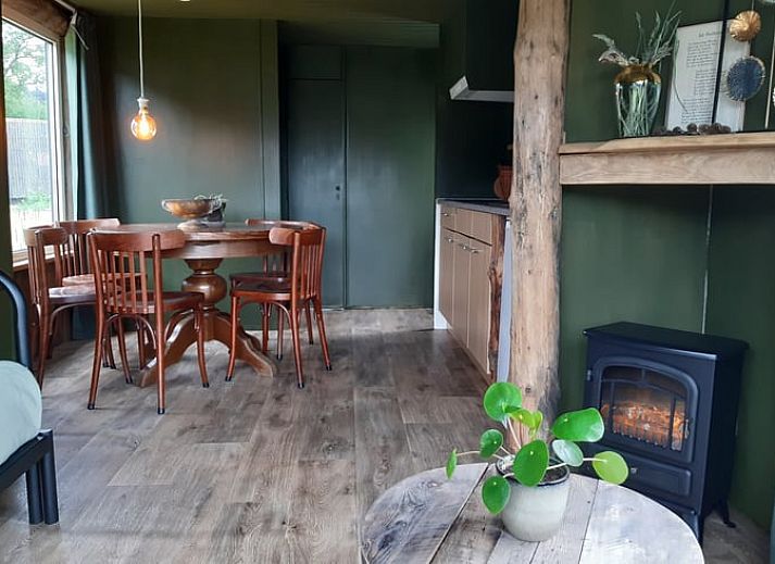 Geniessen Sie die ruhige Veranda des Ferienhauses in Garderen, das inmitten der wunderschoenen Natur der Veluwe in Gelderland liegt.