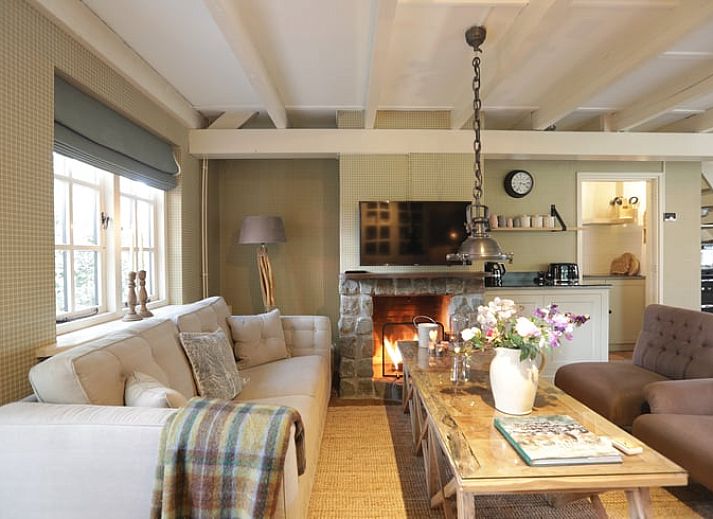 Veranda von Cottage in Garderen, Ferienhaus in der Veluwe, Gelderland, mit einer gemuetlichen Terrasse und gruener Umgebung.