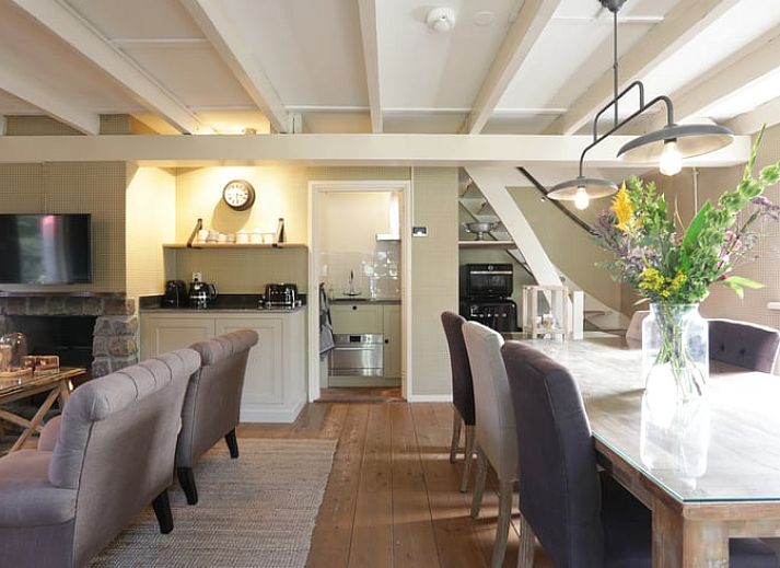 Veranda von Cottage in Garderen, Ferienhaus in der Veluwe, Gelderland, mit einer gemuetlichen Terrasse und gruener Umgebung.