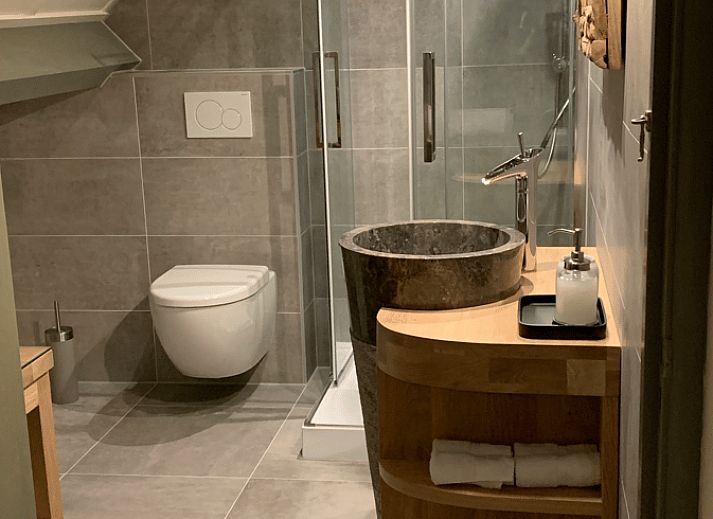 Ferienhaus in Garderen, Ferienunterkunft in der Veluwe, Gelderland, mit schoener Terrasse und umliegender Natur.