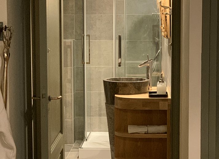 Eingang zum Cottage in Garderen, Ferienhaus in der Veluwe, Gelderland, mit Holzzaun und gruenem Garten.