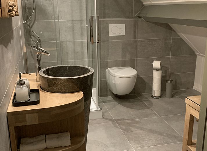 Eingang zum Cottage in Garderen, Ferienhaus in der Veluwe, Gelderland, mit Holzzaun und gruenem Garten.