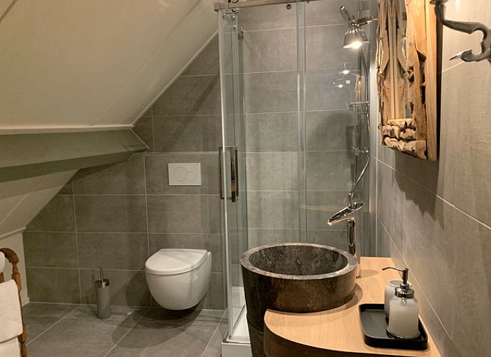 Eingang zum Cottage in Garderen, Ferienhaus in der Veluwe, Gelderland, mit Holzzaun und gruenem Garten.