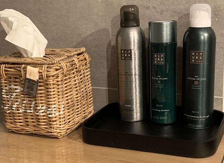 Eingang zum Cottage in Garderen, Ferienhaus in der Veluwe, Gelderland, mit Holzzaun und gruenem Garten.