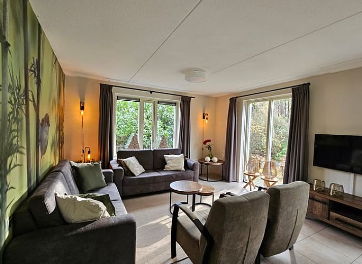 Bloemenpracht bij Huisje in Garderen, vakantiehuis in de Veluwse natuur, Gelderland.