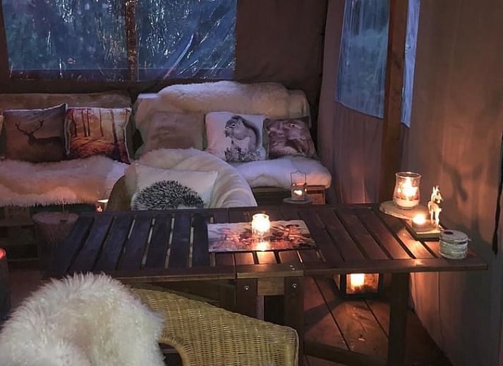 Gezellig winteruitzicht bij Vakantiehuisje in Garderen, Veluwe, met verlichte terrasomgeving in Gelderland.