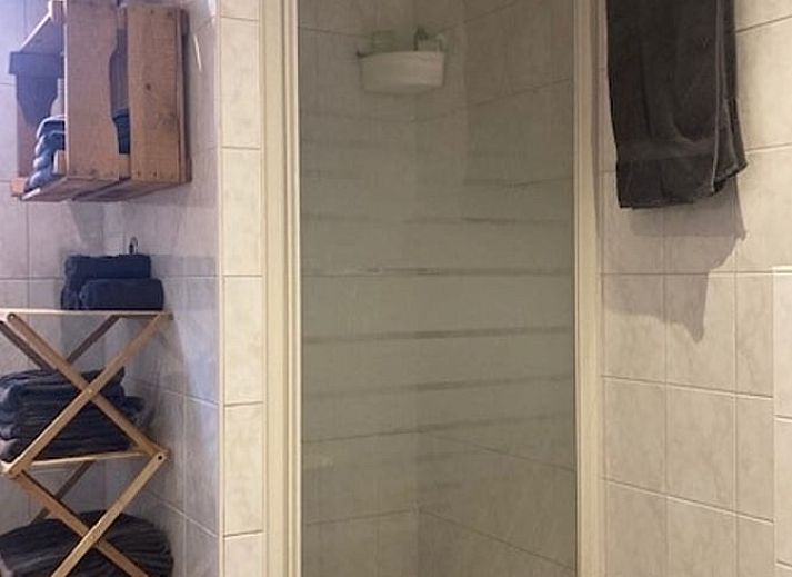 Gezellig winteruitzicht bij Vakantiehuisje in Garderen, Veluwe, met verlichte terrasomgeving in Gelderland.