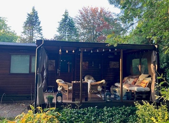 Knusse binnenruimte van Vakantiehuisje in Garderen met comfortabele zithoek en winterse Veluwe-omgeving.