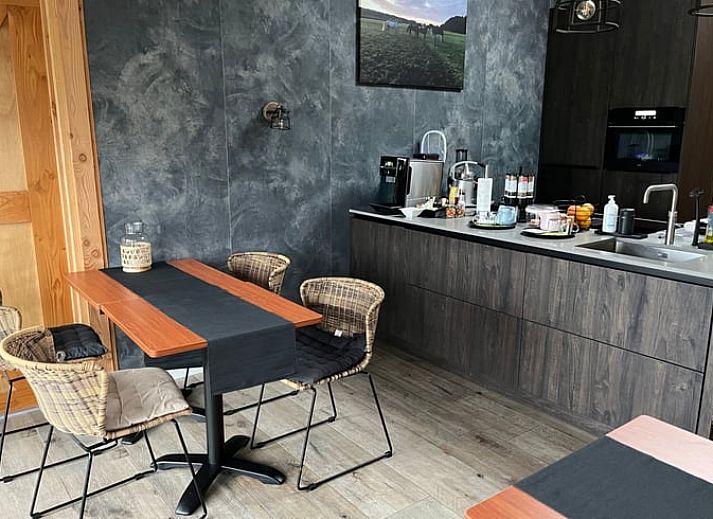 Buitenzitplaats bij Vakantiehuisje in Garderen, Veluwe, omgeven door natuur en rust.