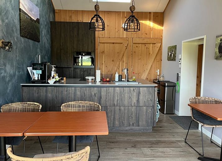 Moderne buitenruimte van Vakantiehuisje in Garderen, Veluwe, met veel glas voor een panoramisch uitzicht.