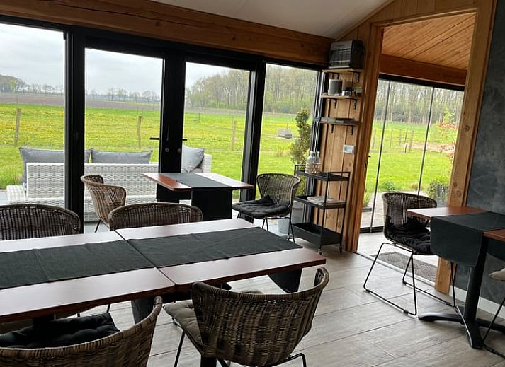 Moderne buitenruimte van Vakantiehuisje in Garderen, Veluwe, met veel glas voor een panoramisch uitzicht.