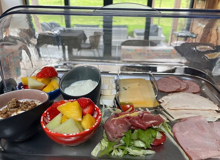Moderne buitenruimte van Vakantiehuisje in Garderen, Veluwe, met veel glas voor een panoramisch uitzicht.