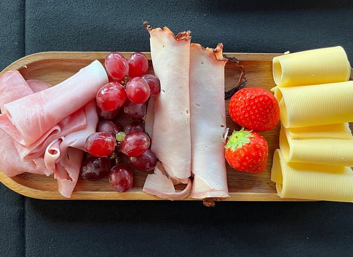 Moderne buitenruimte van Vakantiehuisje in Garderen, Veluwe, met veel glas voor een panoramisch uitzicht.