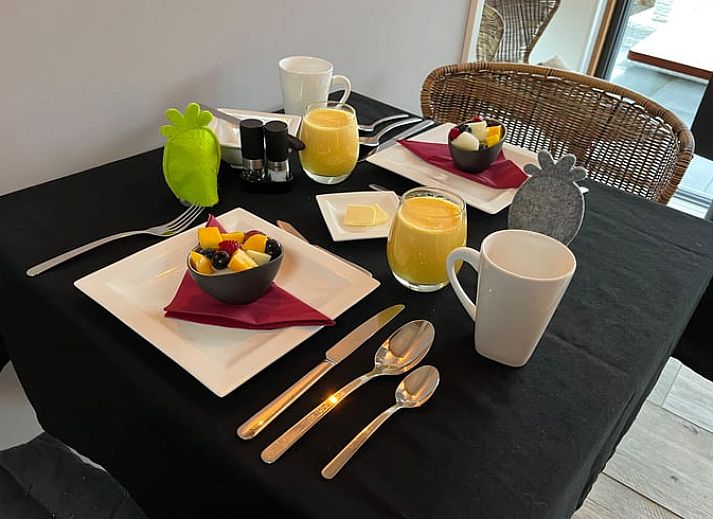 Prachtig uitzicht op de weilanden bij Vakantiehuisje in Garderen, Veluwe, met grazende paarden.