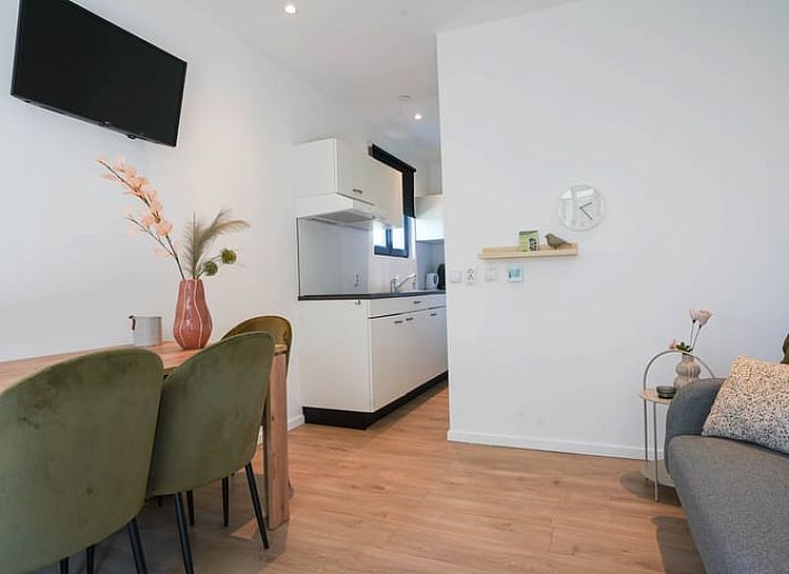 Modern wooden Cottage in Elspeet in the Veluwe region of Gelderland, surrounded by green grass.