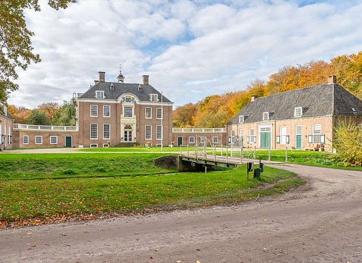 Vacation home in 't Harde in Veluwe, Gelderland with charming facade and green surroundings, ideal for a relaxing stay in nature.