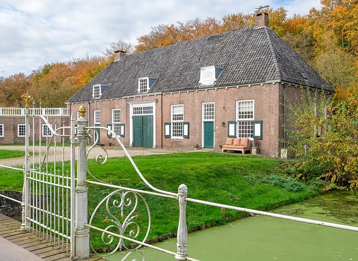 Vacation home in 't Harde in Veluwe, Gelderland with charming facade and green surroundings, ideal for a relaxing stay in nature.