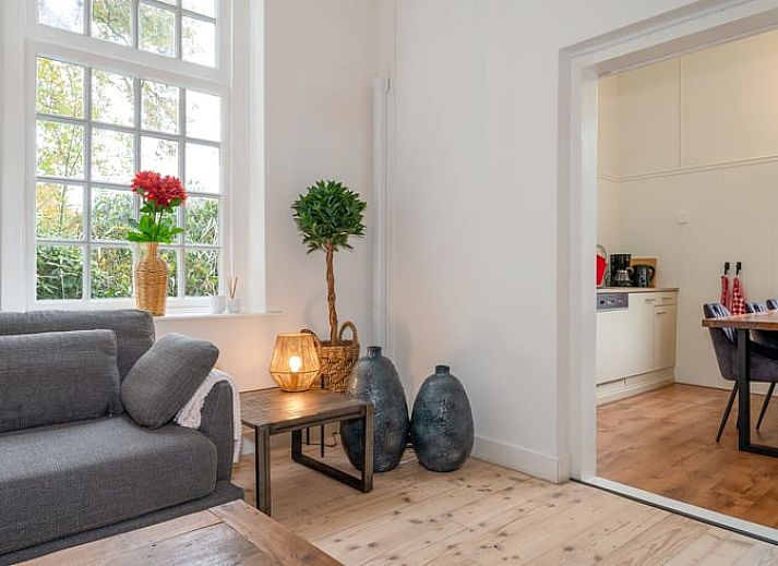 Vacation home in 't Harde, Veluwe, Gelderland offers stunning views of a historic manor house surrounded by autumn colors.