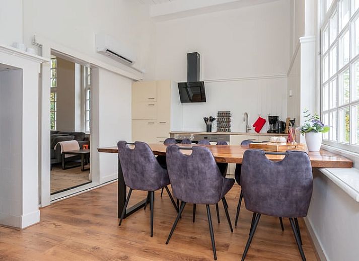 Vacation home in 't Harde, Veluwe, Gelderland offers stunning views of a historic manor house surrounded by autumn colors.