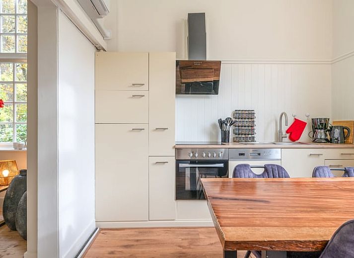 Elegant vacation home in 't Harde, Veluwe, Gelderland, surrounded by autumn scenery and rustic charm, ideal for relaxation and nature experience.