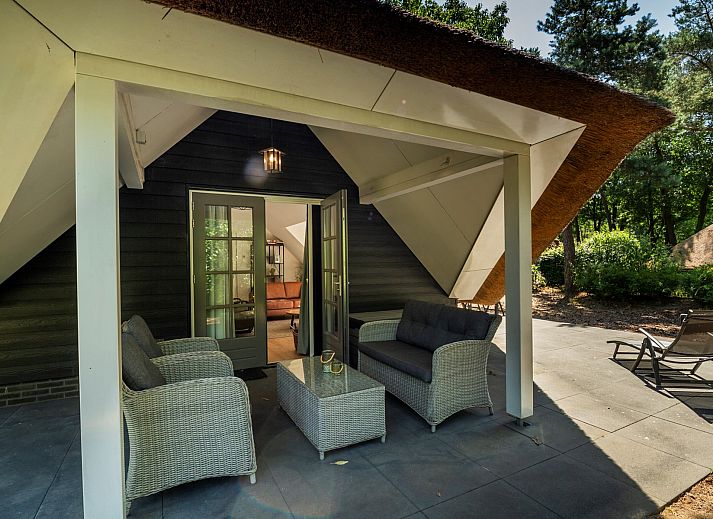 Geniet van de buitenlucht op het terras van Vakantiewoning Sprielderbosch 14 't Sprielderhof in Putten, Veluwe.