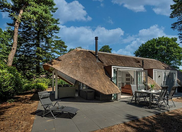 Buiten dineren in de natuur bij Vakantiewoning Sprielderbosch 14 't Sprielderhof, Putten, Veluwe.