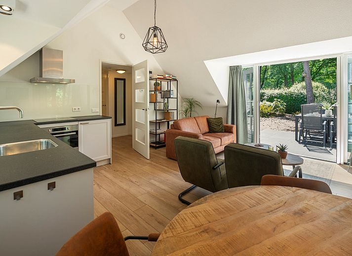 Buiten dineren in de natuur bij Vakantiewoning Sprielderbosch 14 't Sprielderhof, Putten, Veluwe.